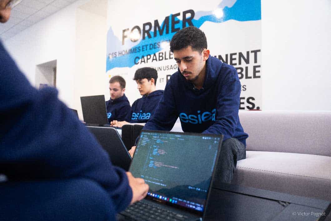 Etudiants de l'esiea d'agen préparent leurs projets informatiques