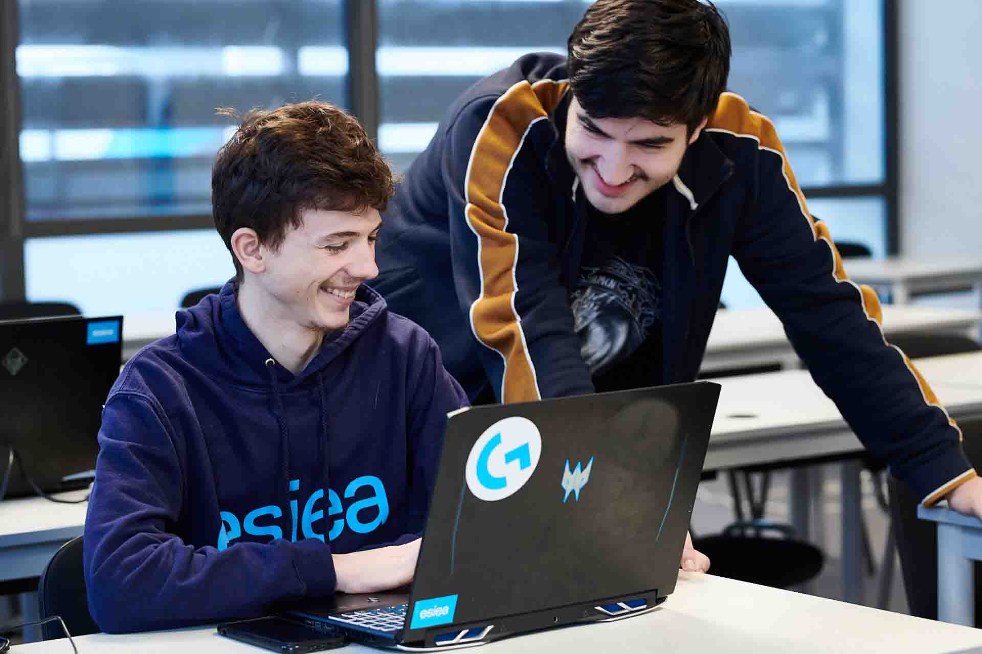 Étudiants de l'ESIEA Dax en projet informatique
