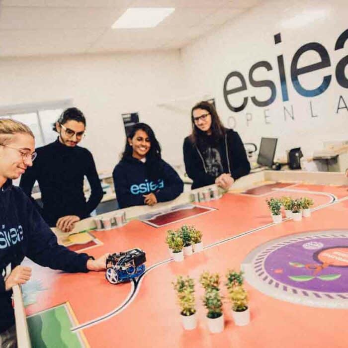 Étudiants de l'ESIEA dans l'Openlab