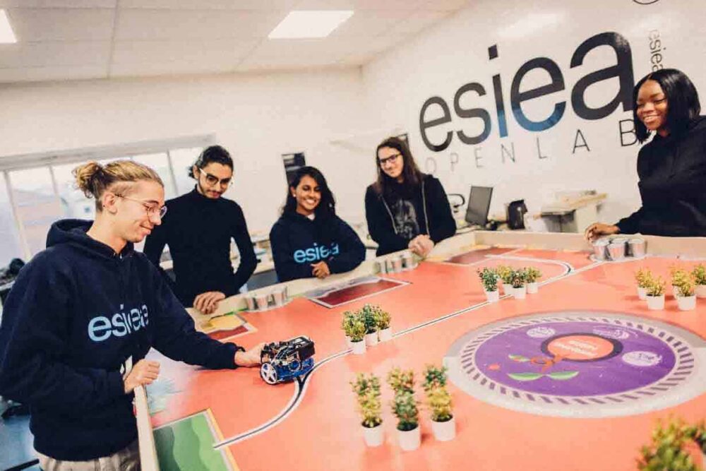 Étudiants de l'ESIEA dans l'Openlab