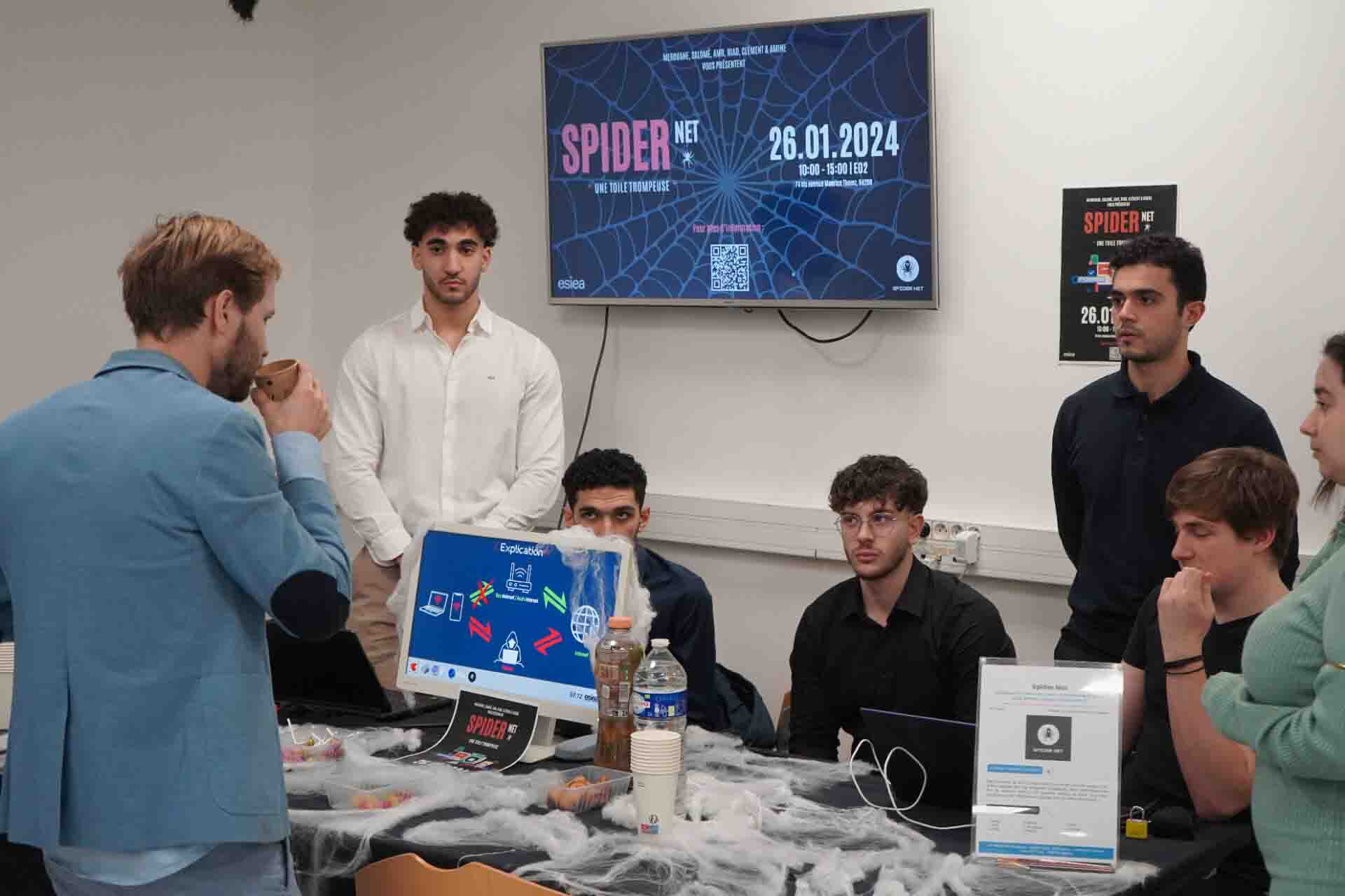 L'équipe Spider Net présentant son projet informatique