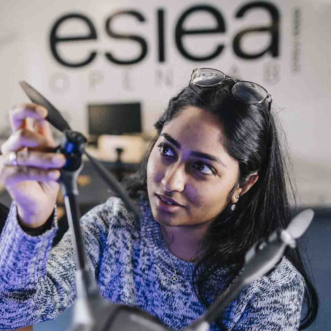 Étudiante de l'ESIEA au sein de l'openlab avec un drone robotique
