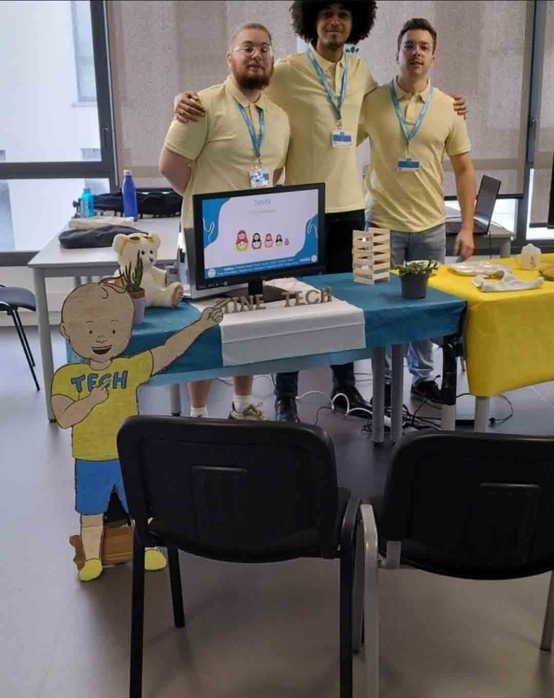 L'équipe HINE Tech présentant son projet étudiant