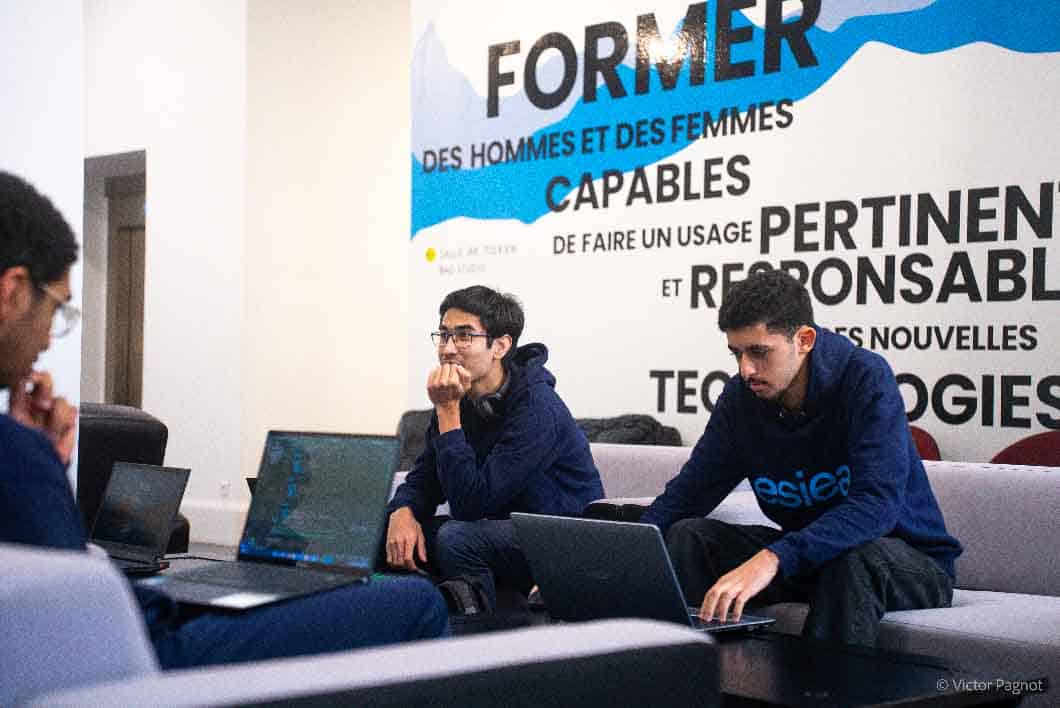 Étudiants de l'ESIEA en projet informatique