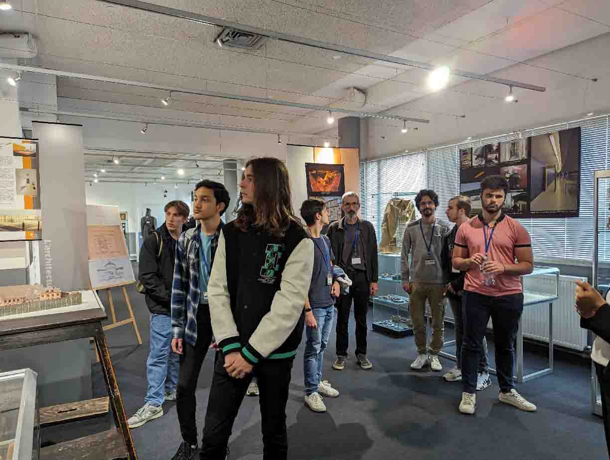 Les étudiants visitant le musée de l'ENAP