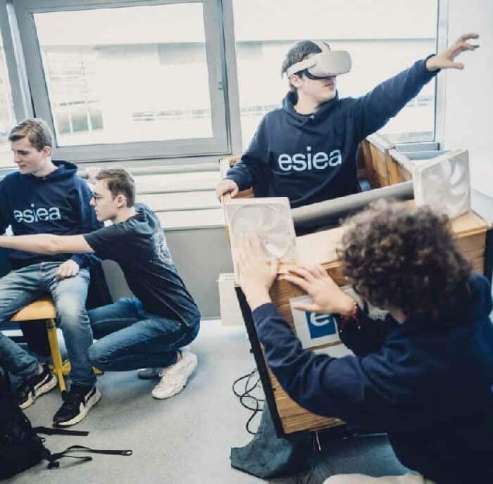 Étudiants ingénieurs de l'ESIEA Laval