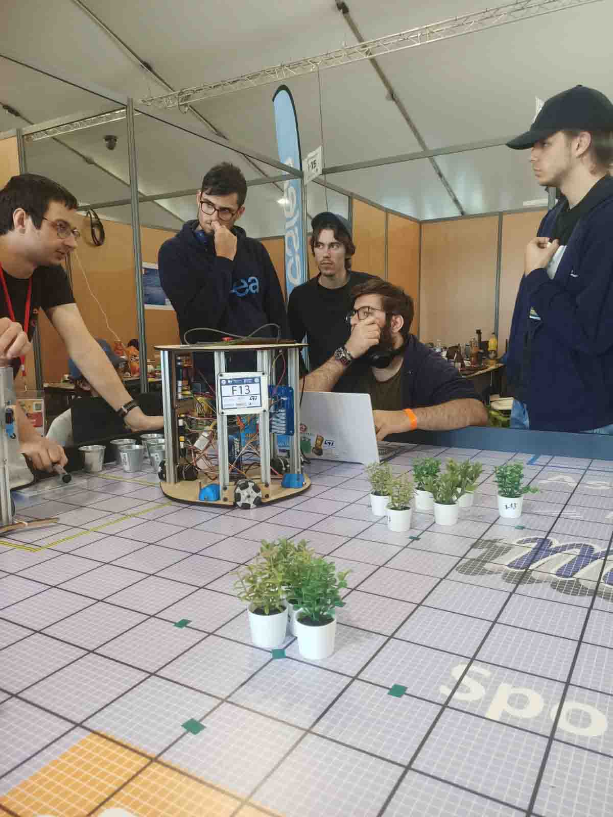 L'association étudiante DTRE lors de la coupe de France de robotique 2024