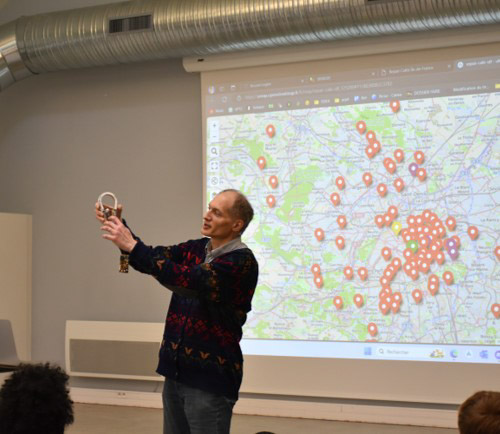Cyprien Gay, physicien, chercheur au CNRS, fondateur et réparateur bénévole Repair Café Paris 5 en conférence à l'ESIEA