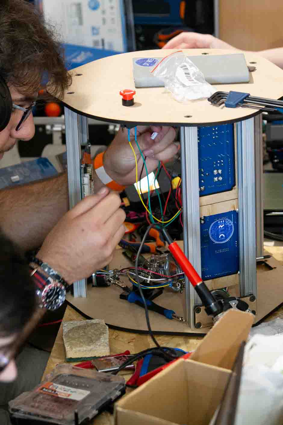 Étudiant de l'ESIEA à la coupe de france de robotique