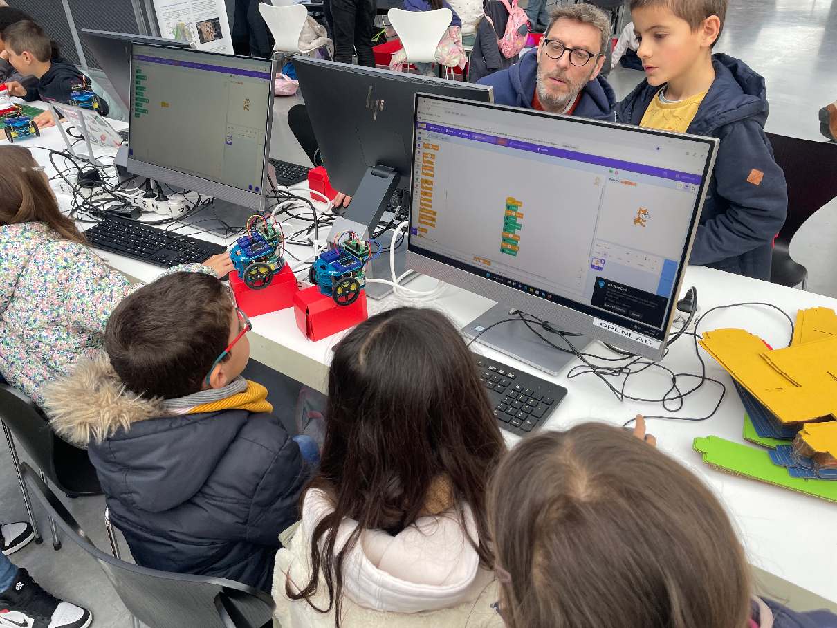 Enfants codant l'ESIEABOT via l'outil Scratch