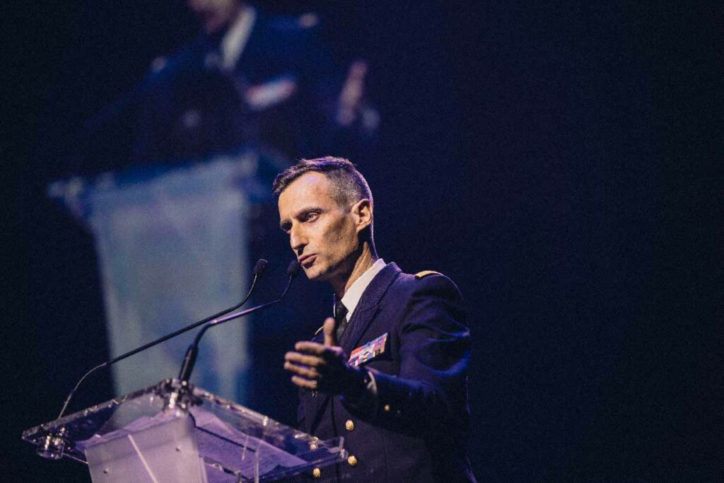 Le contre-amiral Sébastien, parrain de la promotion d'ingénieurs de l'ESIEA 2023