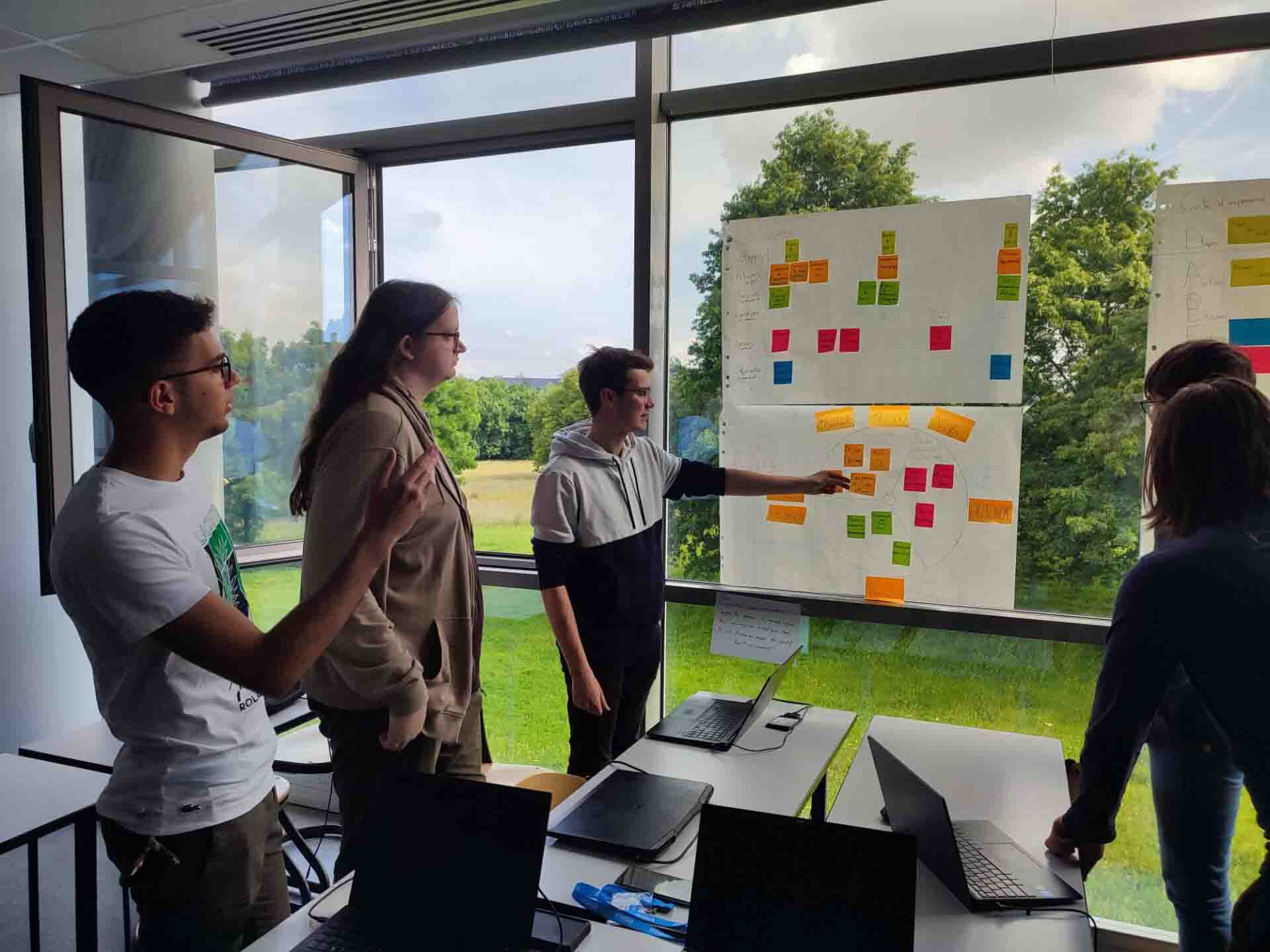 Étudiants ingénieurs de l'ESIEA Laval travaillant lors de la semaine du design sprint