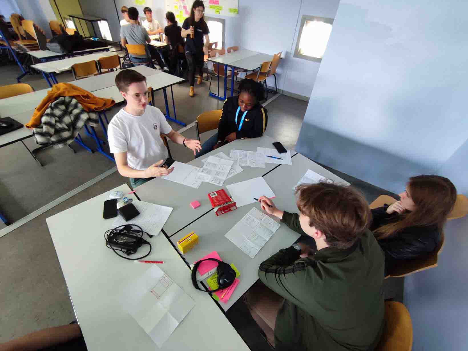Étudiants lavallois de l'ESIEA travaillant lors de la semaine du design sprint
