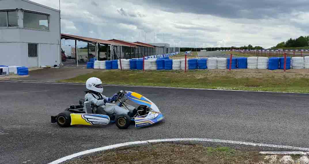 Pierre Garat, étudiant ingénieur à l'ESIEA et pilote de karting en compétition