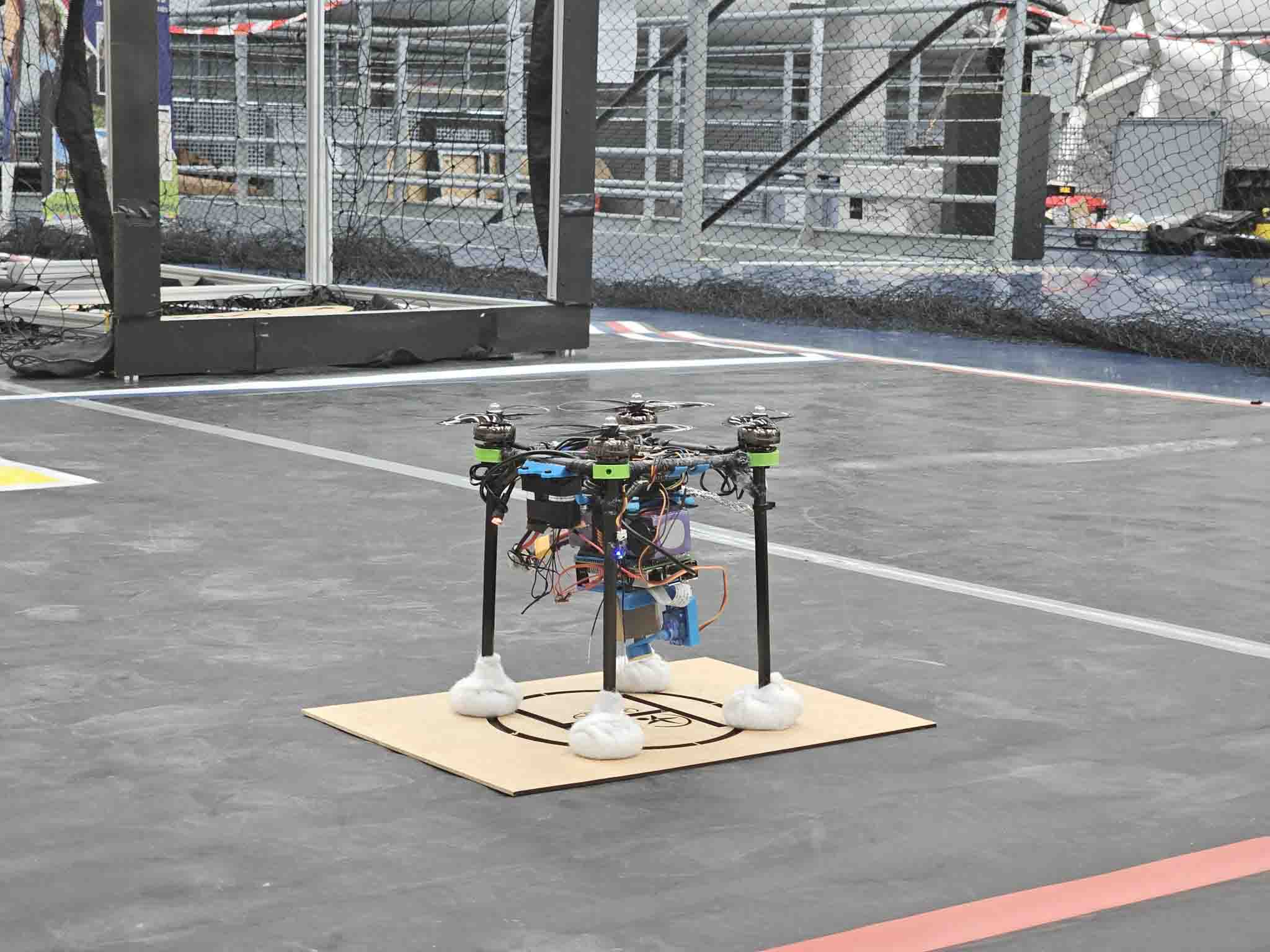 Drone des étudiants de l'association étudiante Air ESIEA prêt à décoller lors du concours DroneLoad de Planète Sciences