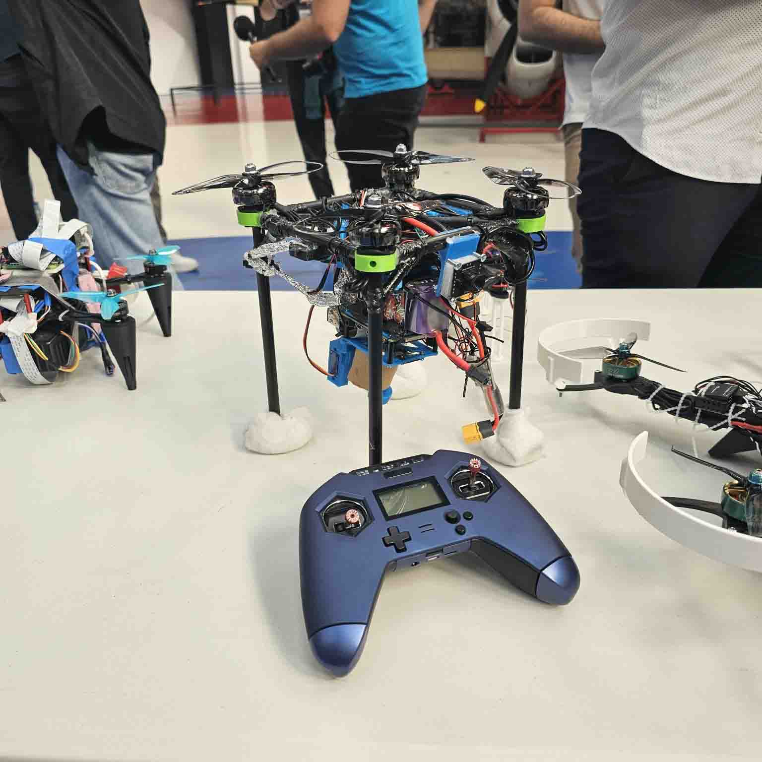 Drone Hocus Pocus de l'association étudiante Air ESIEA présenté lors du concours DroneLoad de Planète Sciences