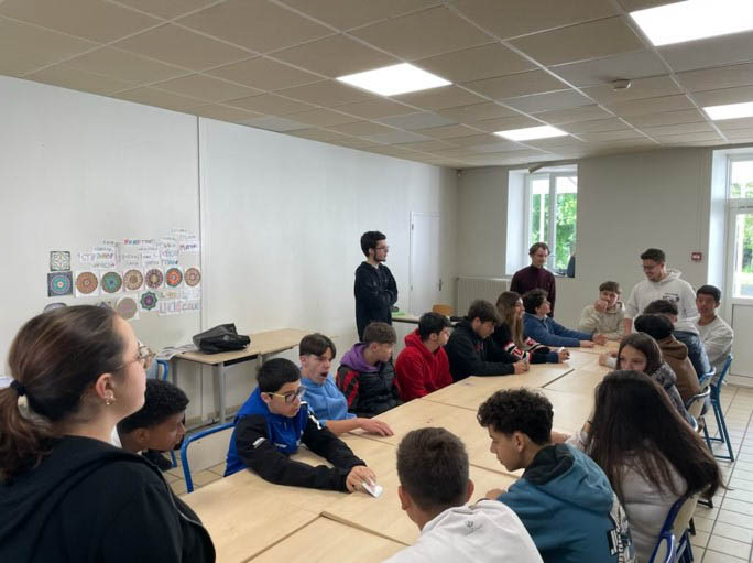 Les étudiants de l'ESIEA Dax en action de sensibilisation dans une école pour lutter contre le harcèlement scolaire.