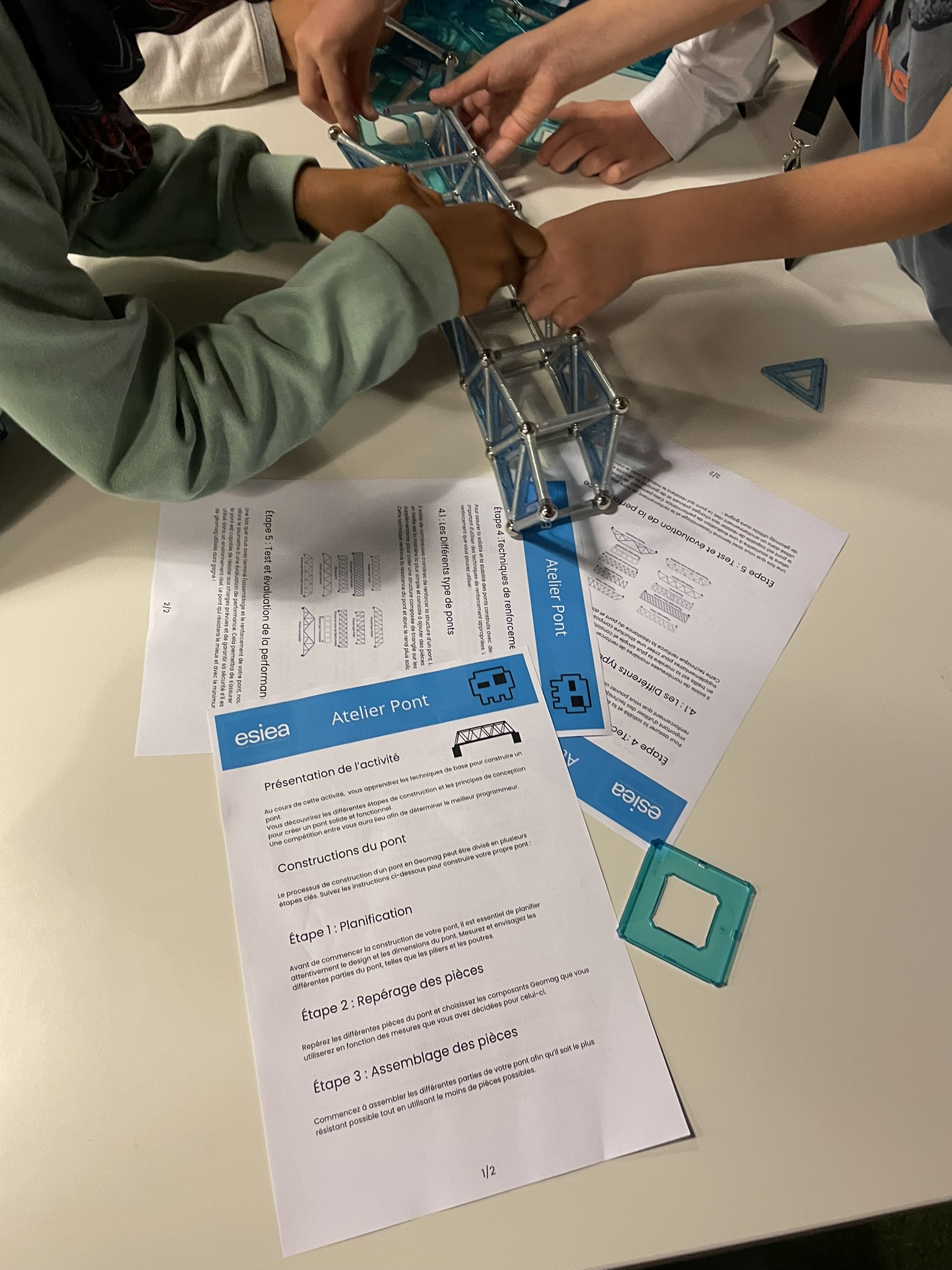 Atelier de construction d'un pont magnétique par l'ESIEA lors du LeHACK Kids 2024