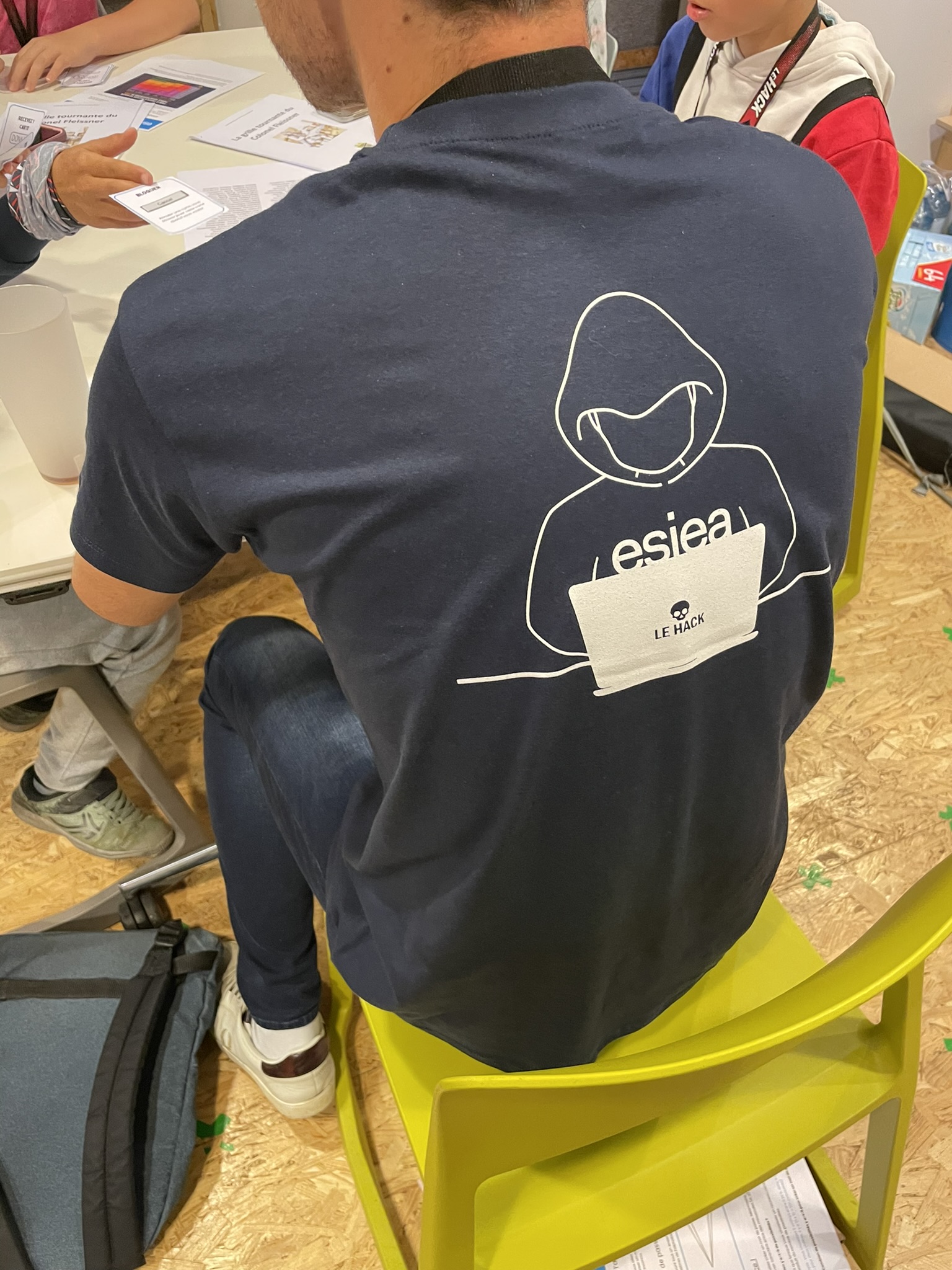 Étudiant de l'ESIEA animant un atelier ludique lors du LeHACK 2024