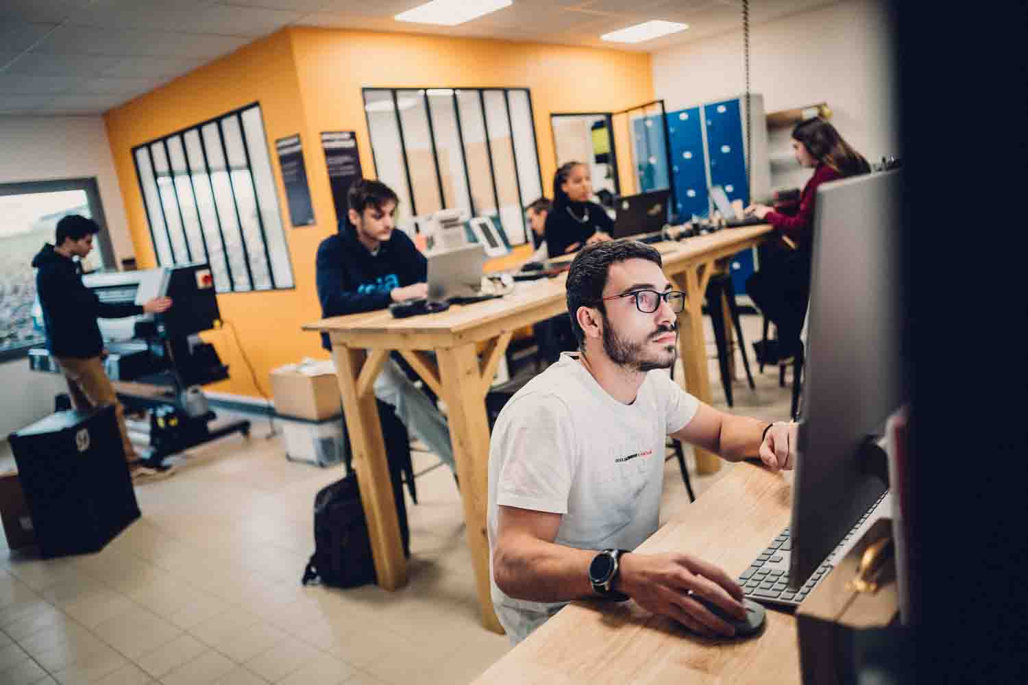 Etudiants ingénieurs de l'ESIEA Laval en atelier pratique