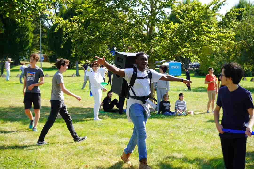 Ambiance musicale lors de la semaine d'intégration de l'ESIEA 2024 sur le campus de Laval