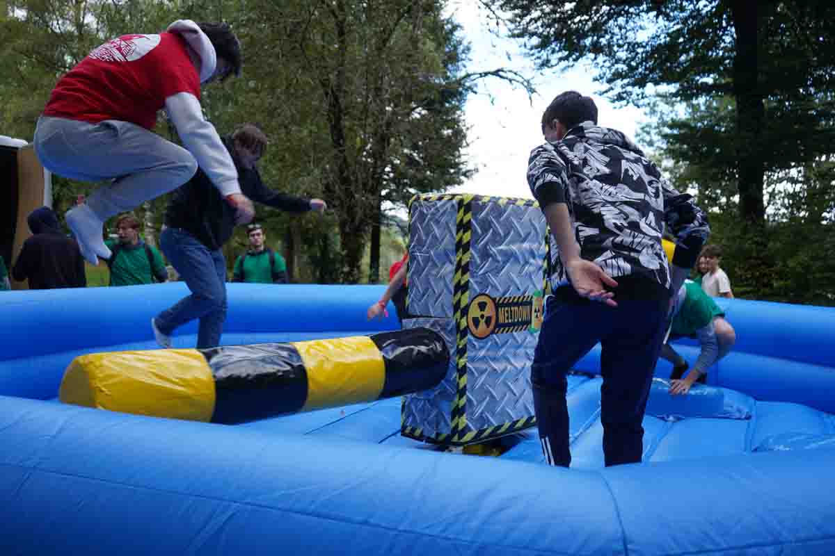 Jeu gonflable lors du week-end d'intégration de l'ESIEA