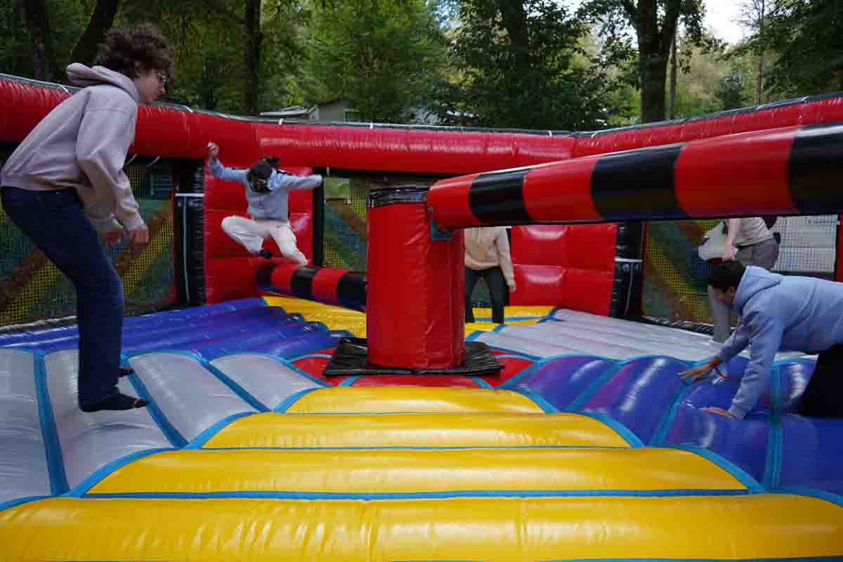 Jeu gonflable lors du week-end d'intégration de l'ESIEA