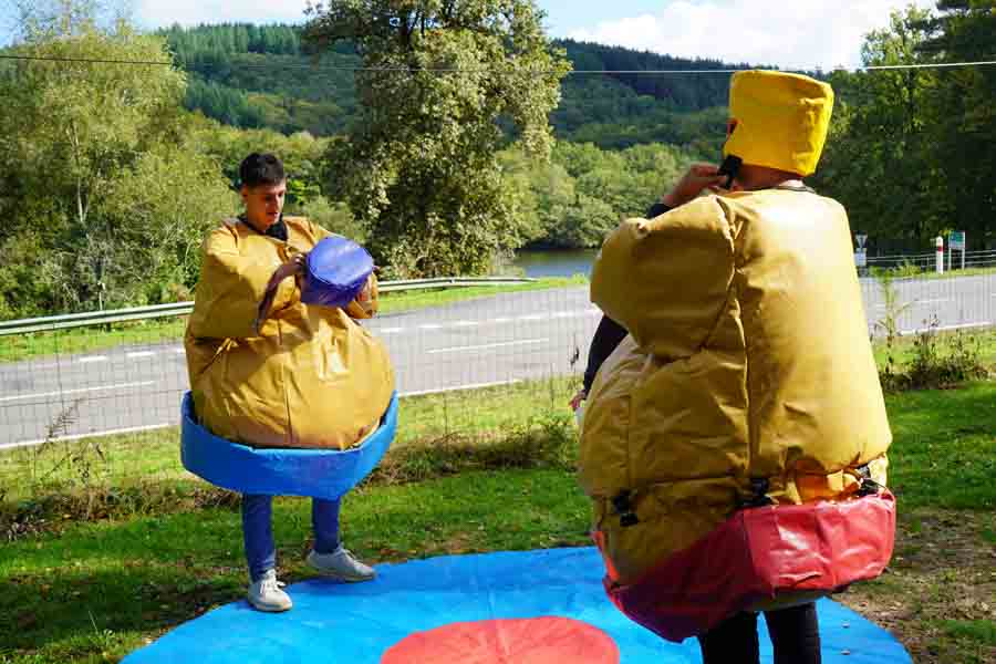 Combat de sumo lors du week-end d'intégration de l'ESIEA