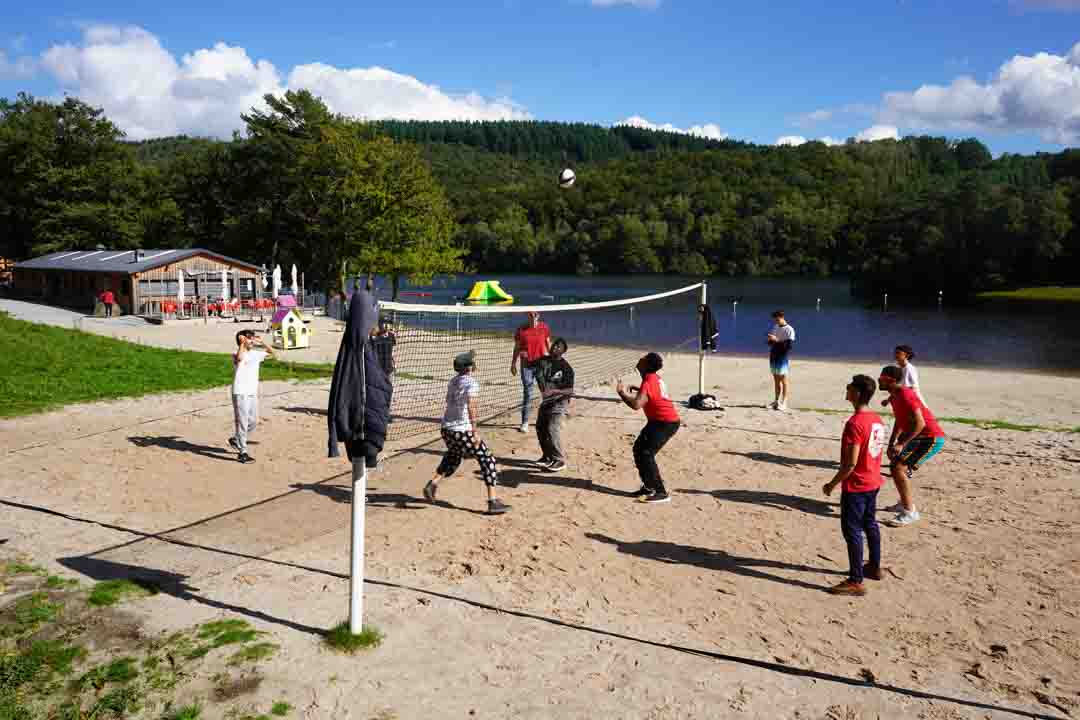 Volleyball entre étudiants lors du week-end d'intégration de l'ESIEA