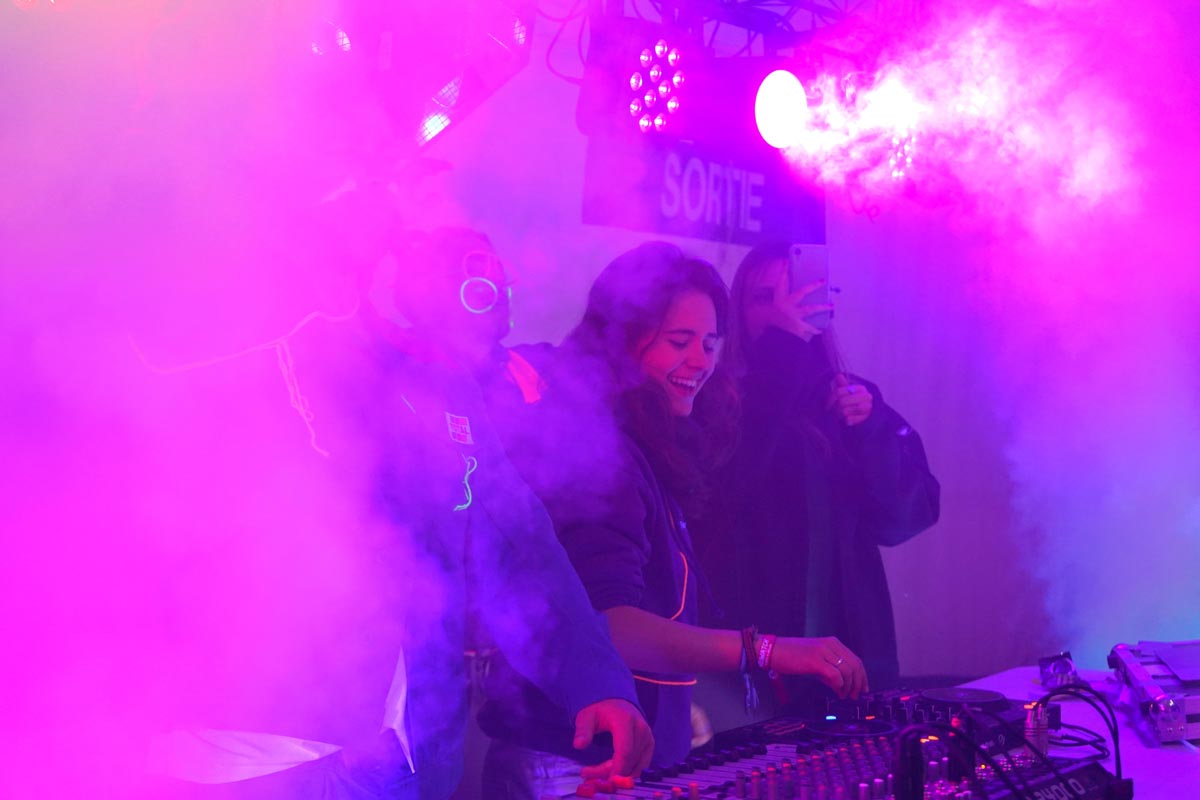 Étudiant DJ lors du week-end d'intégration de l'ESIEA