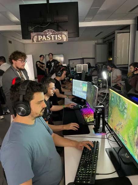 Joueurs de LAN à l'ESIEA Laval