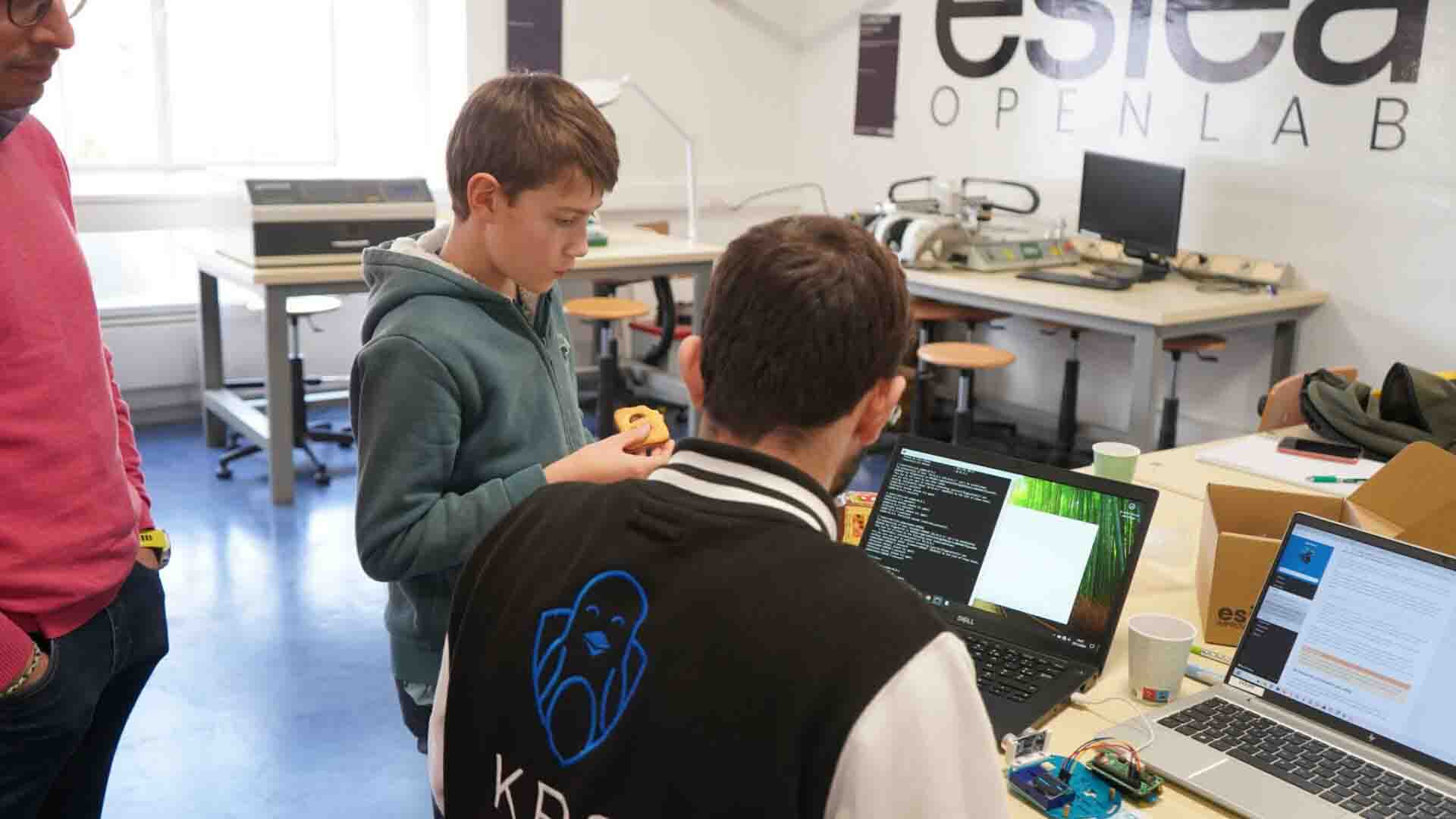 Etienne concevant son invention avec un étudiant de l'association Kernel Panic Systems de l'ESIEA Ivry-sur-Seine
