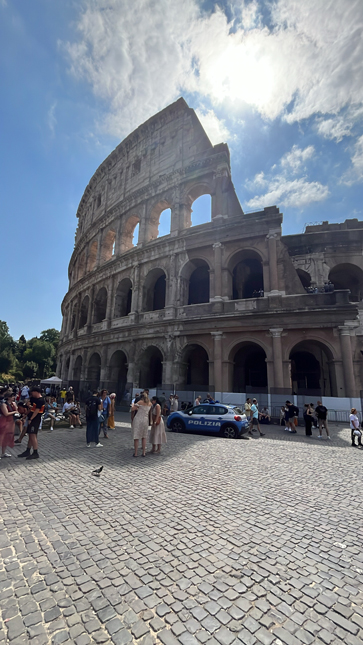Sofiane et Adem lors de leur voyage à Rome, photo devant le colisée