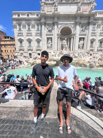 Sofiane et Adem, étudiants voyageant à vélo pour la bonne cause