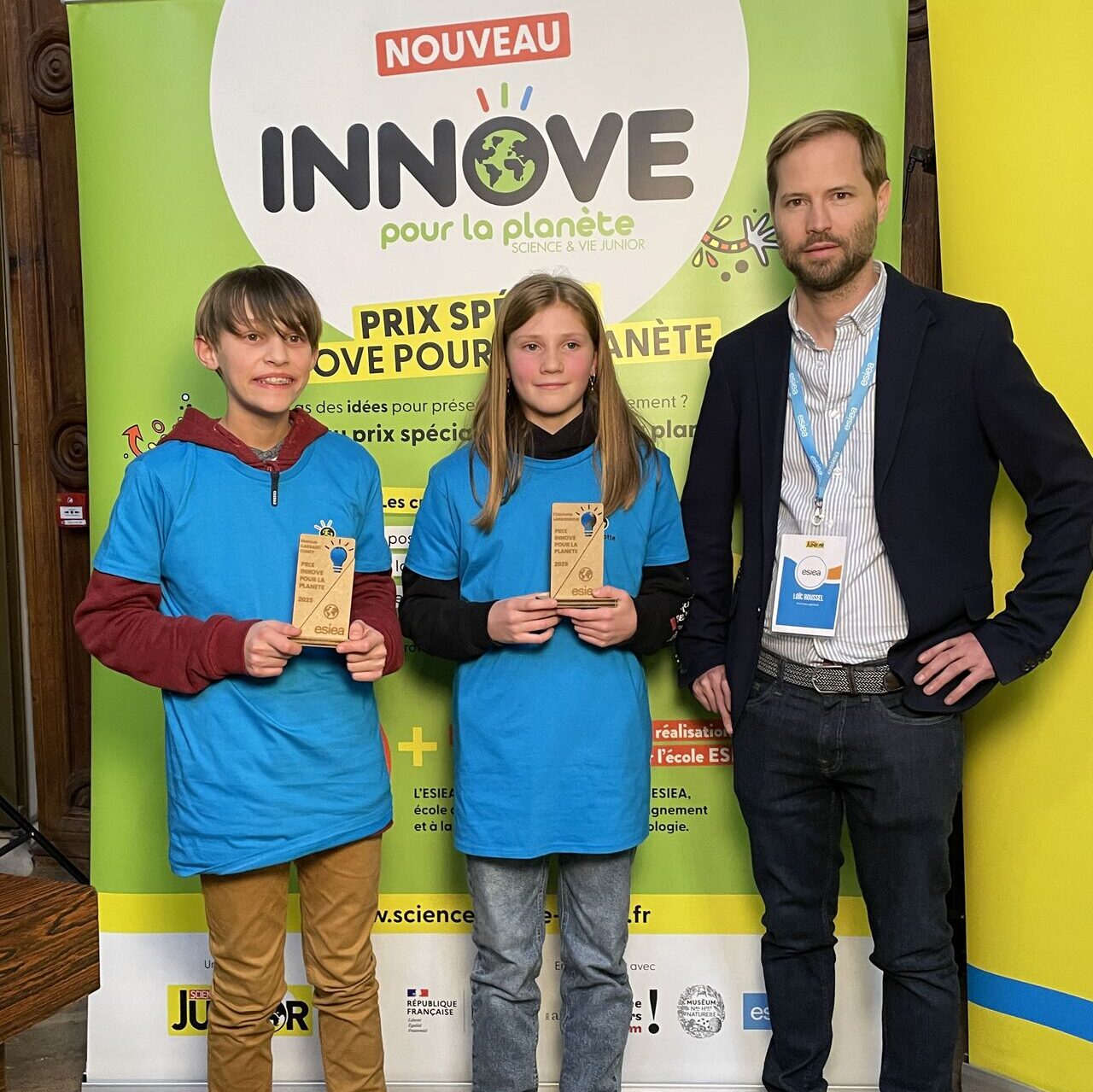 Gagnants du prix Innove, remise de prix par Loïc Roussel, directeur général de l'ESIEA