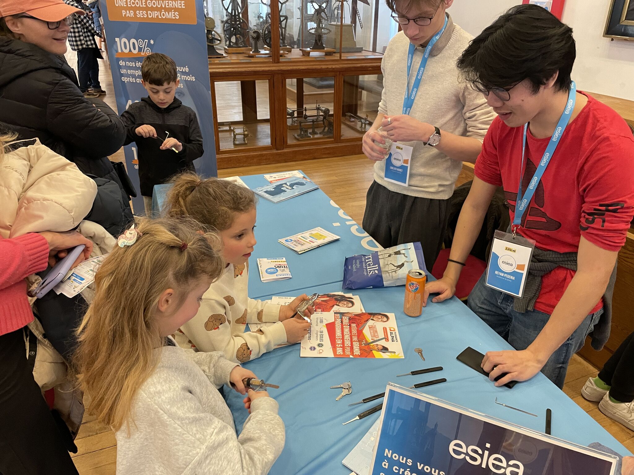 Etudiants de l'ESIEA avec les enfants du concours inventeurs de SVJ